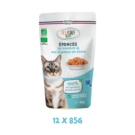 Un sachet d'émincés en sauce pour chat saveur saumon et légumes est au centre de l'image. Le fond est blanc. En bas est écrit 12 fois 85 grammes en bleu turquoise, cela explique la quantité.