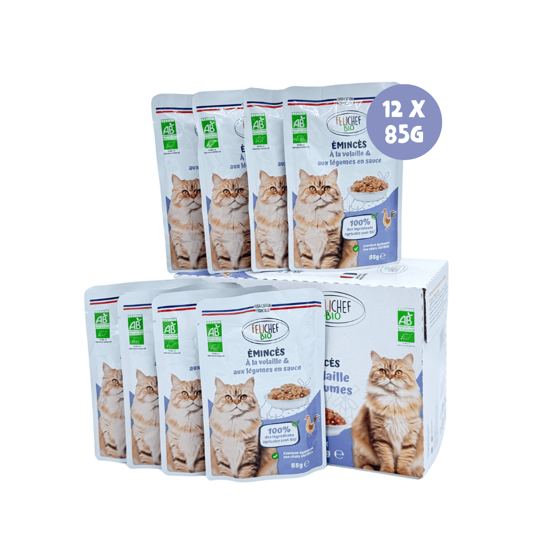 Un pack d'émincés en sauce pour chat saveur volaille est au centre de l'image. Les sachets d’émincés en sauce sont devant et sur le carton. Il est précisé qu'il y a 12 sachets de 85 grammes avec une pastille violette lilas.