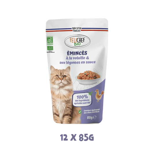 Un sachet d'émincés en sauce pour chat saveur volaille et légumes est au centre de l'image. Le fond est blanc. En bas est écrit 12 fois 85 grammes, cela explique la quantité.
