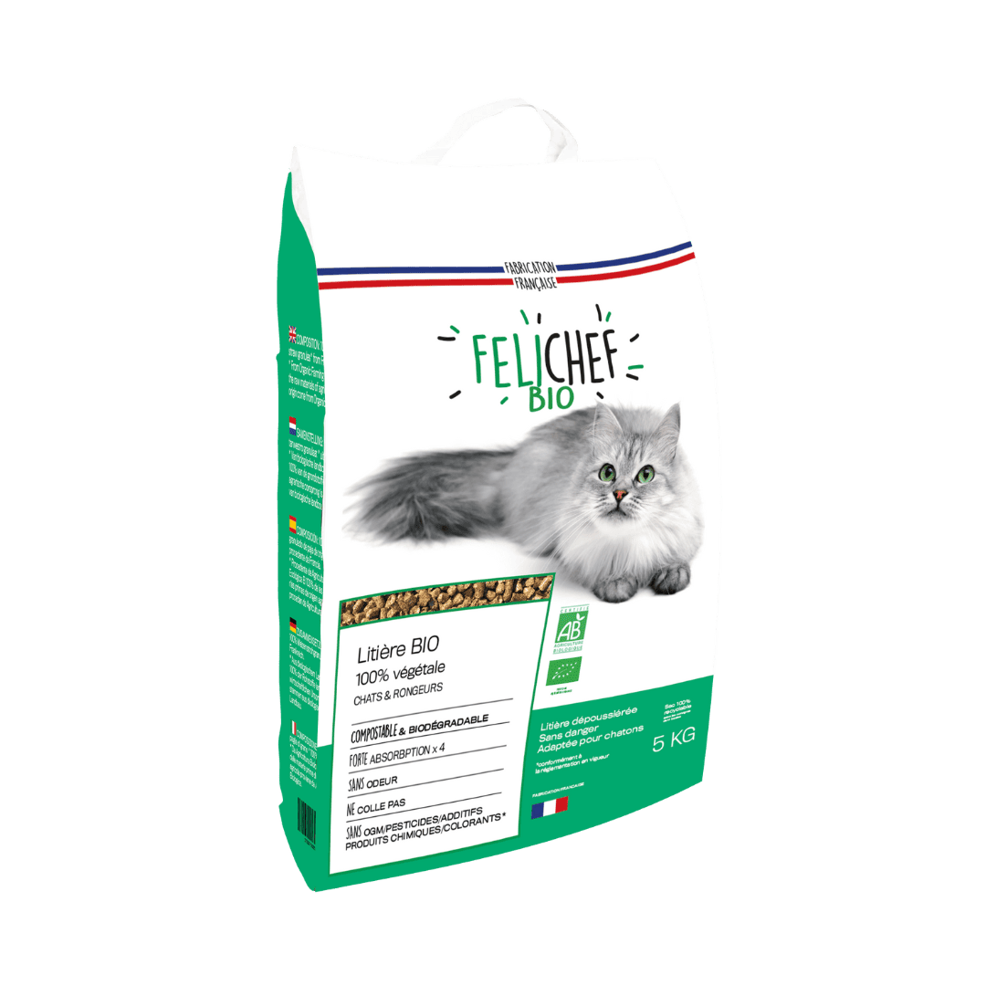 Un sachet de litière bio pour chat est au centre de l'image. Le sac est vert et blanc, avec un chat dessus. Le sac contient 10 litres de litière naturelle.