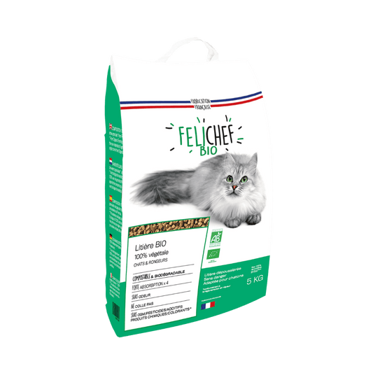 Un sachet de litière bio pour chat est au centre de l'image. Le sac est vert et blanc, avec un chat dessus. Le sac contient 10 litres de litière naturelle.