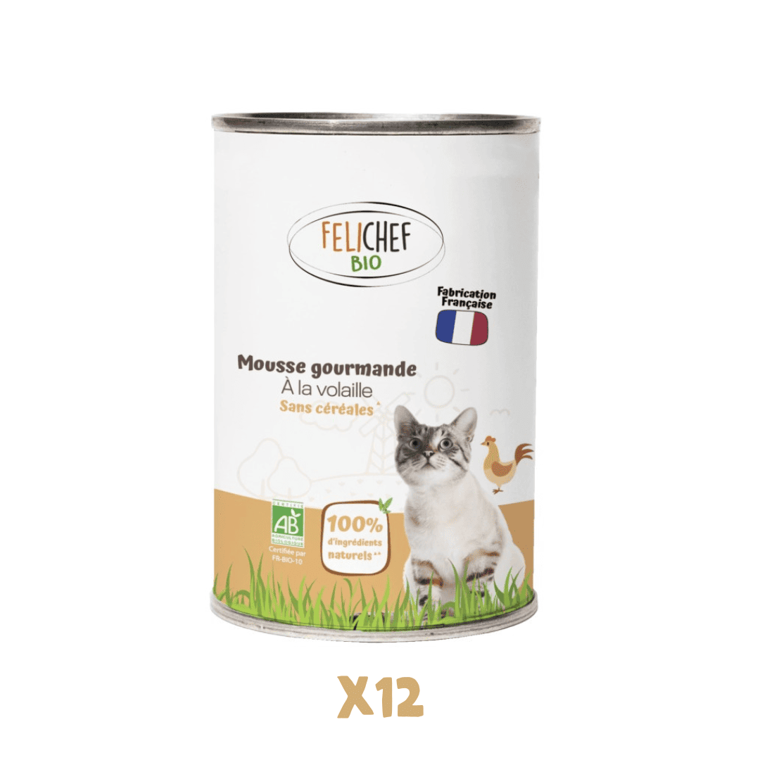 Une boîte de conserve de 400 grammes de mousse à la volaille pour chat est au centre de l'image. Le fond est blanc. En dessous, du texte indique que l'on achète un pack de 12 pâtées.
