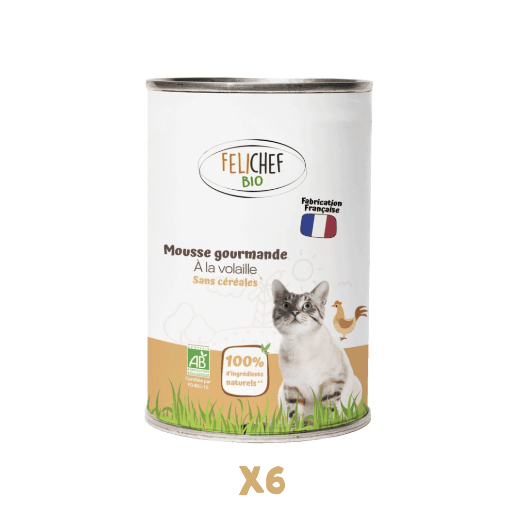 Une boîte de conserve de 400 grammes de mousse à la volaille pour chat est au centre de l'image. Le fond est blanc. En dessous, du texte indique que l'on achète un pack de 6 pâtées.