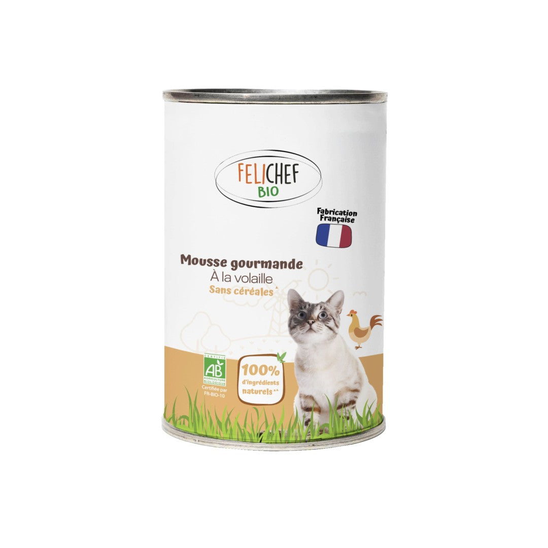 Une boîte de conserve de 400 grammes de mousse à la volaille pour chat est au centre de l'image. Le fond est blanc.