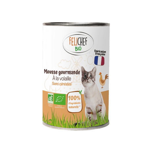 Une boîte de conserve de 400 grammes de mousse à la volaille pour chat est au centre de l'image. Le fond est blanc.