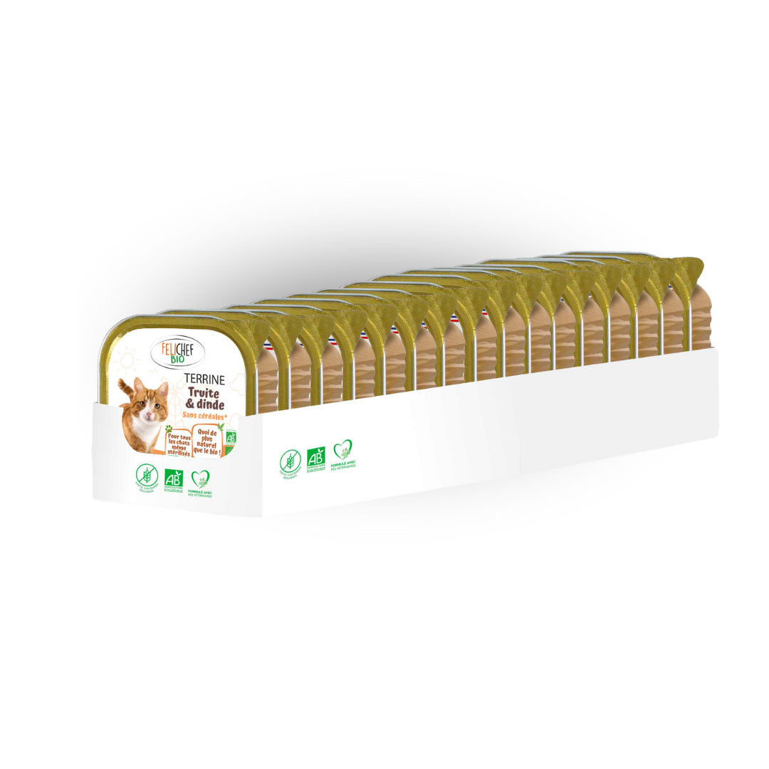 Un pack de patees pour chat saveur truite est au centre de l'image. Les boîtes sont dans un carton blanc. Le fond est blanc.