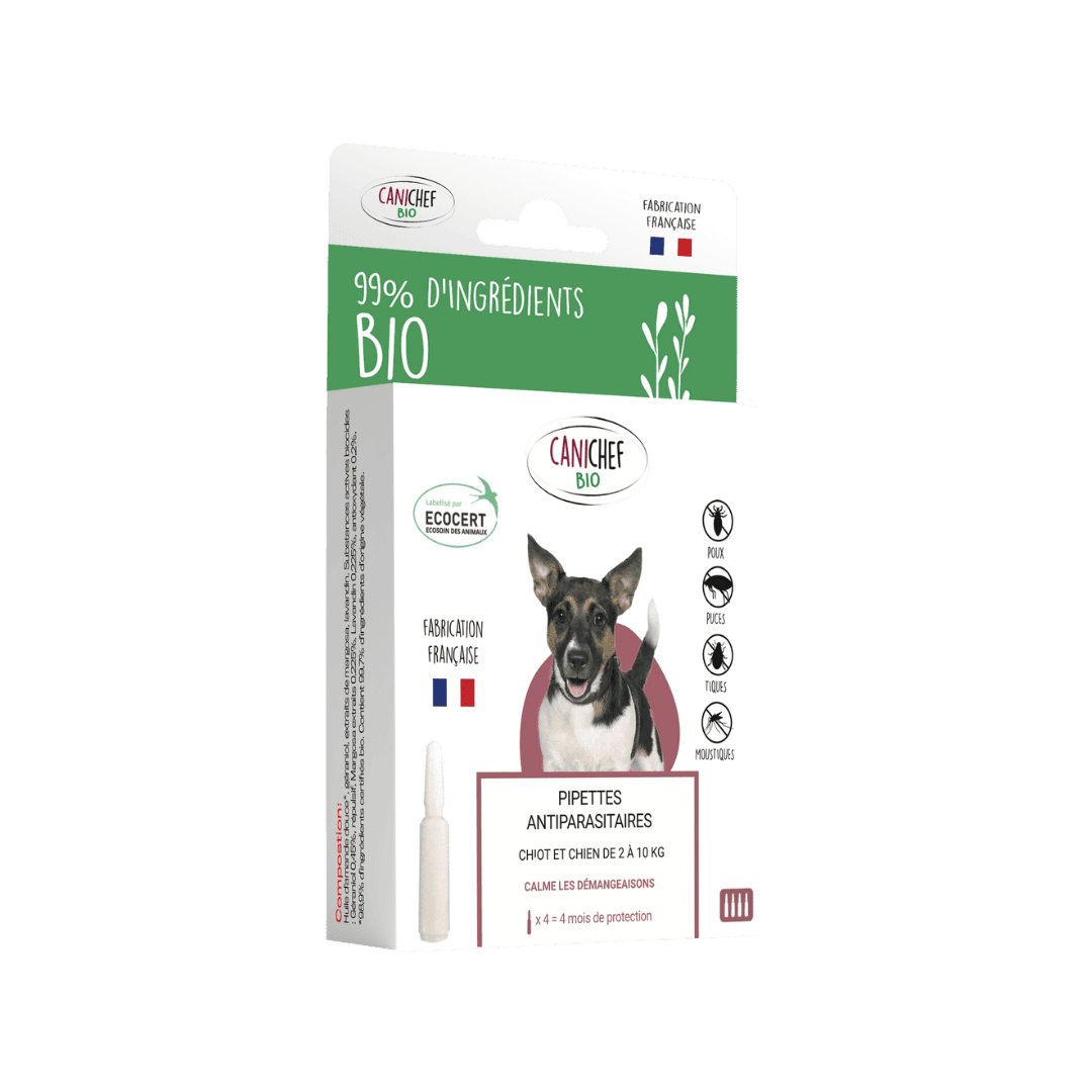 Un sachet de 4 pipettes anti parasites pour chiot et petit chien est au centre de l'image. Le sachet est blanc avec une inscription expliquant qu'il y a 99% d'ingrédients d'origine bio.