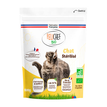 Un sac de croquettes pour chat stérilisé est au centre de l'image. Le sac jaune a une capacité de 800 grammes.
