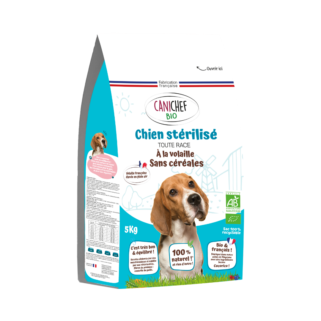 Un sac de croquettes sans céréales bio pour chien stérilisé est au centre de l’image. Le sac bleu de 5 kg contient des croquettes naturelles saveur volaille. Le fond est blanc.