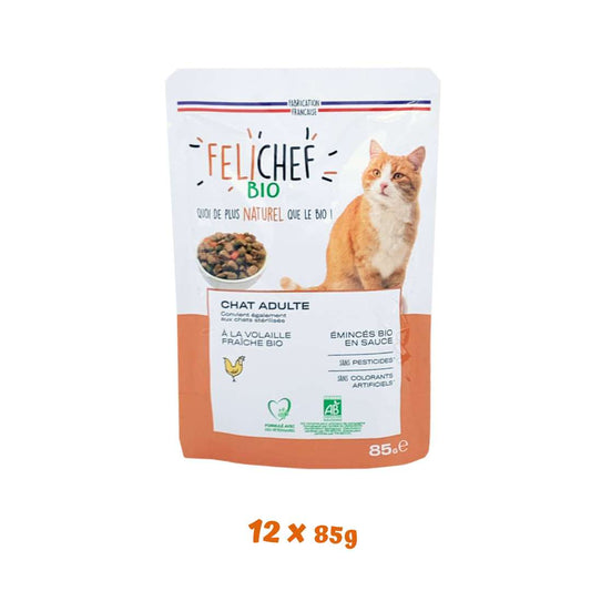 Un sachet d'émincés en sauce pour chat saveur volaille et légumes est au centre de l'image. Le fond est blanc.