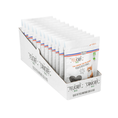 Un pack de 9 sachets de friandises hygiène bucco-dentaire pour chat est au centre de l’image. Les sachets de 80 gr contiennent des friandises naturelles. Le fond est blanc.