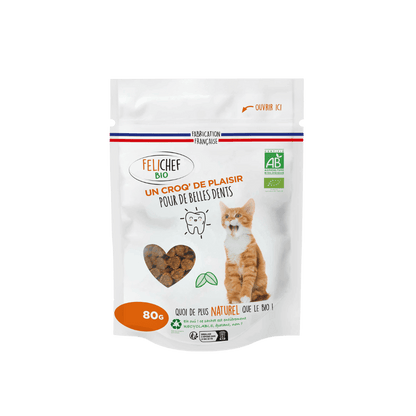 Un sachet de friandises hygiène bucco-dentaire pour chat est au centre de l’image. Le sachet de 80 gr continent des friandises naturelles. Le fond est blanc.