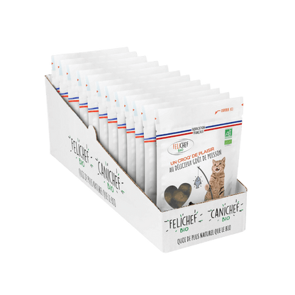 Un pack de 9 sachets de friandises pour chat est au centre de l’image. Les sachets de 80 gr contiennent des friandises naturelles saveur poisson. Le fond est blanc.