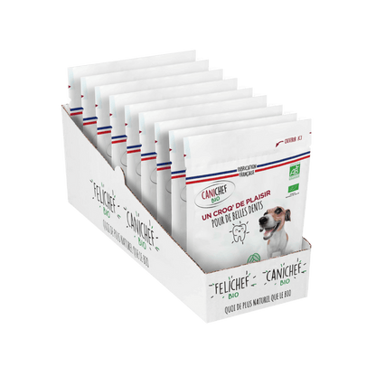Un pack de 9 sachets de friandises hygiène bucco-dentaire pour chien est au centre de l’image. Les sachets de 120 gr contiennent des friandises naturelles. Le fond est blanc.