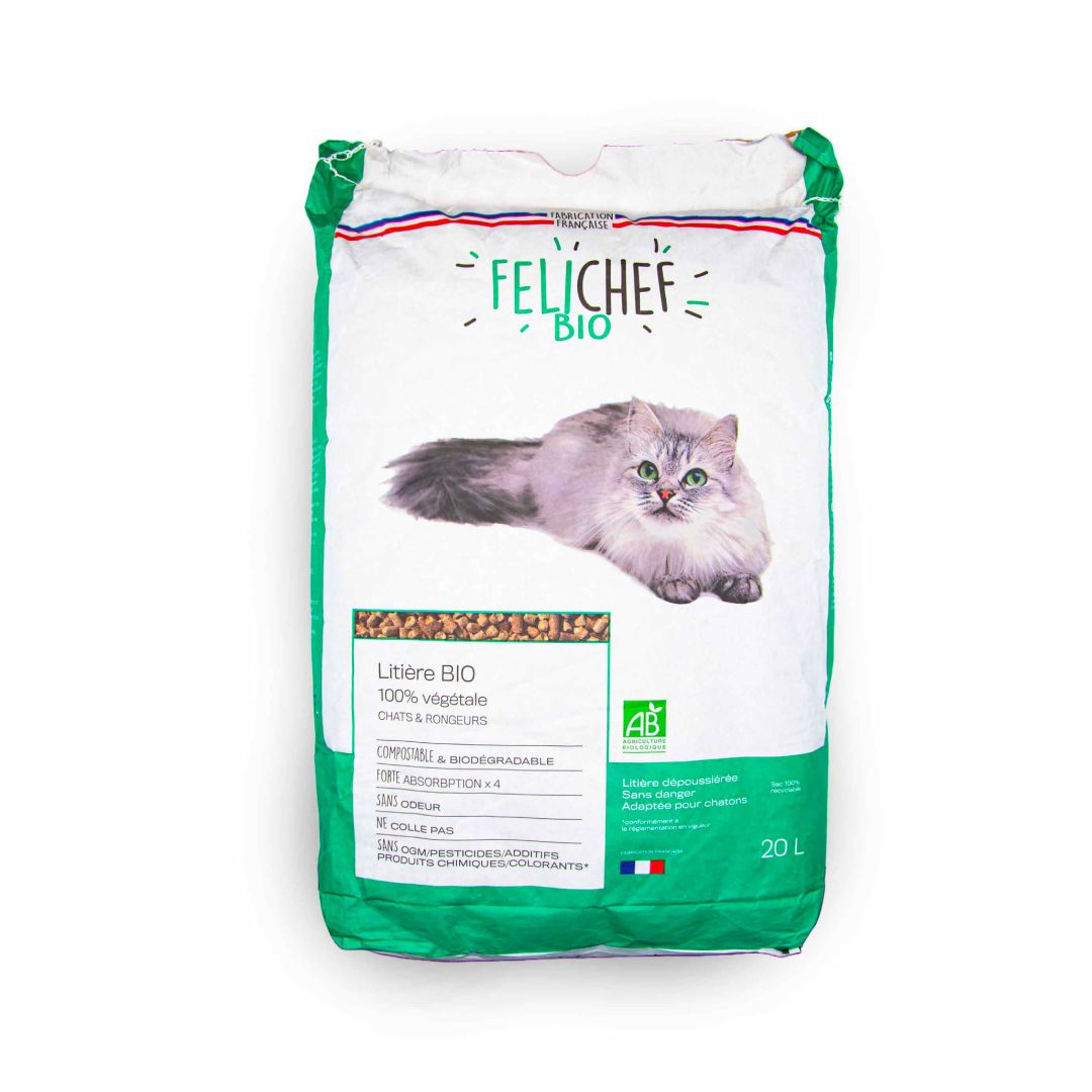 Un sachet de litière bio pour chat est au centre de l'image. Le sac est vert et blanc, avec un chat dessus. Le sac contient 20 litres de litière naturelle.