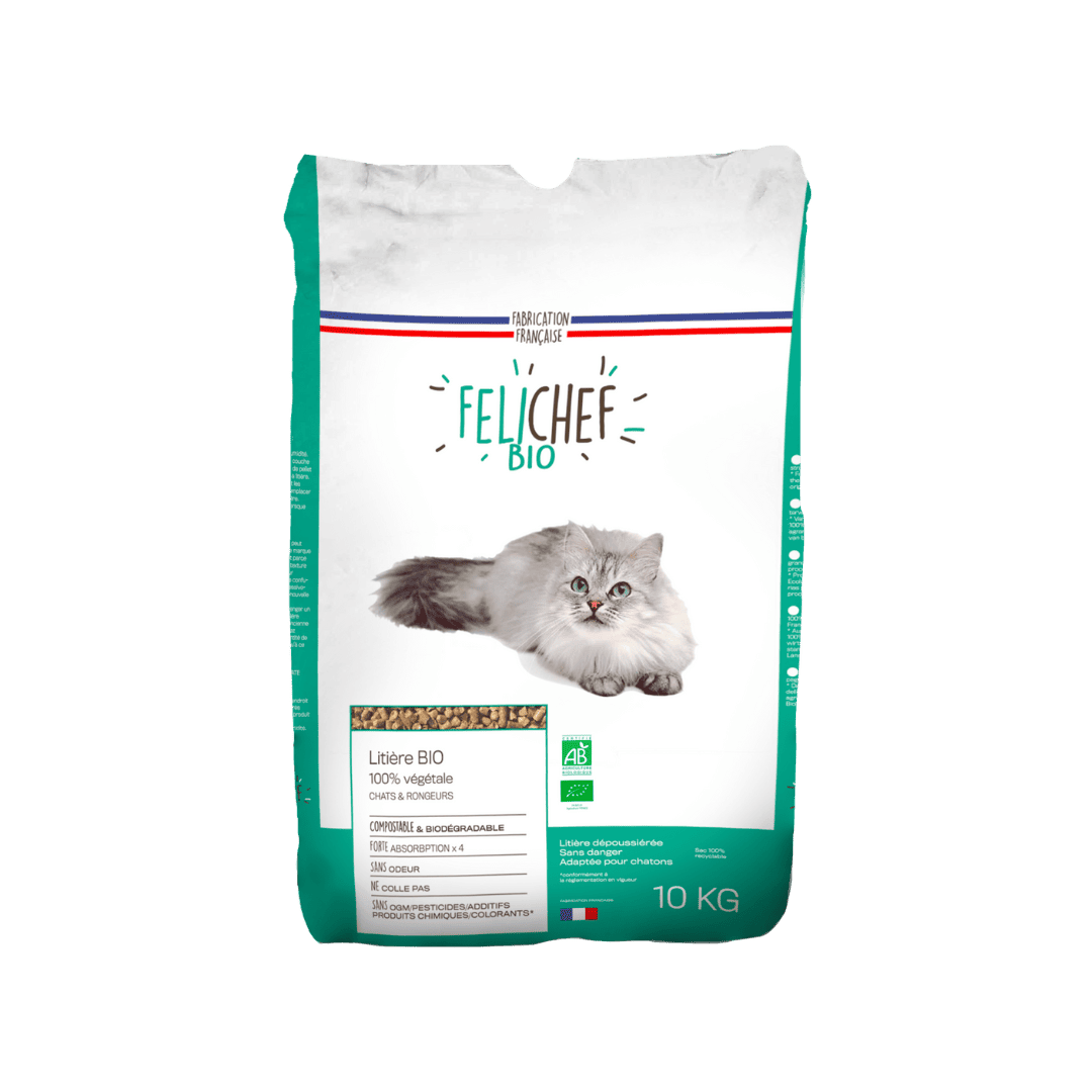 Un sachet de litière bio pour chat est au centre de l'image. Le sac est vert et blanc, avec un chat dessus. Le sac contient 20 litres de litière naturelle.