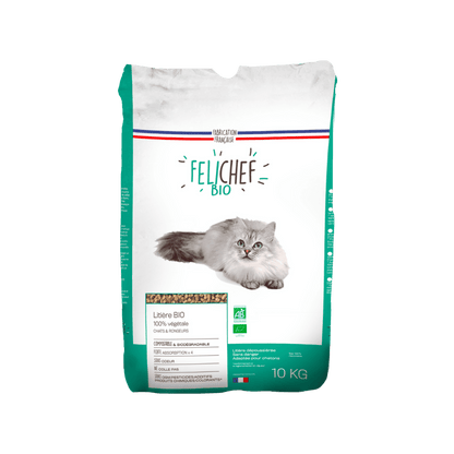 Un sachet de litière bio pour chat est au centre de l'image. Le sac est vert et blanc, avec un chat dessus. Le sac contient 20 litres de litière naturelle.