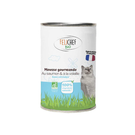 Une boîte de conserve (400 grammes) de mousse au saumon pour chat est au centre de l'image. Le fond est blanc.