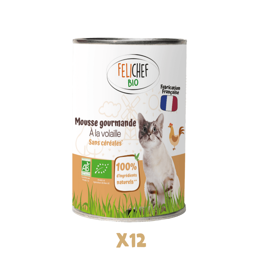 Une boîte de conserve de 400 grammes de mousse à la volaille pour chat est au centre de l'image. Le fond est blanc. En dessous, du texte indique que l'on achète un pack de 12 pâtées.