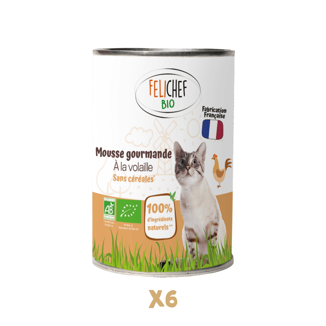 Une boîte de conserve de 400 grammes de mousse à la volaille pour chat est au centre de l'image. Le fond est blanc. En dessous, du texte indique que l'on achète un pack de 6 pâtées.