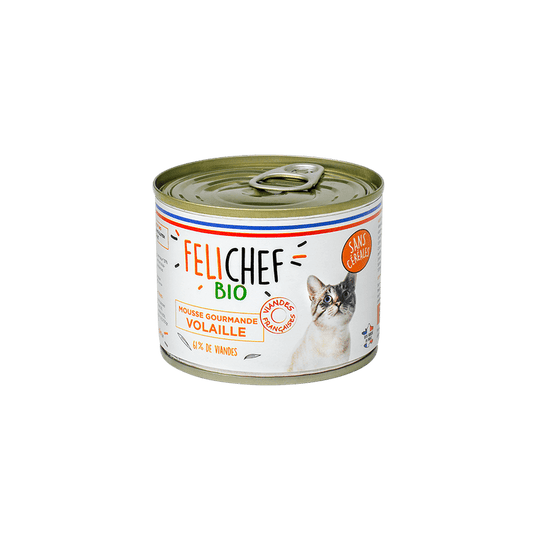 Une boîte de conserve (200 grammes) de mousse à la volaille pour chat est au centre de l'image. Le fond est blanc.