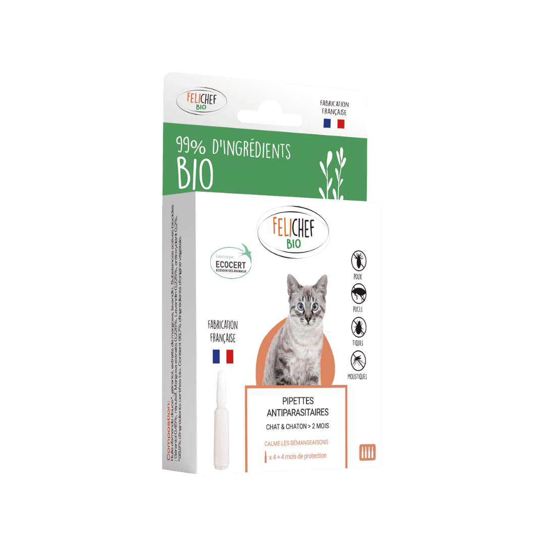 Un sachet de 4 pipettes antiparasite pour chat et chaton est au centre de l'image. Le sachet est blanc avec une inscription expliquant qu'il y a 99% d'ingrédients d'origine bio.