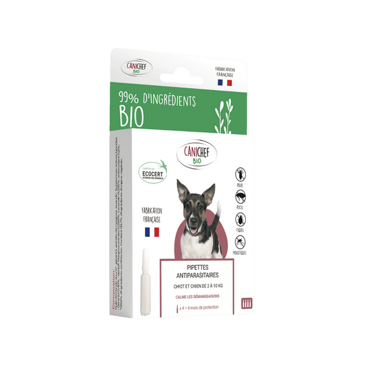 Un sachet de 4 pipettes anti parasites pour chiot et petit chien est au centre de l'image. Le sachet est blanc avec une inscription expliquant qu'il y a 99% d'ingrédients d'origine bio.